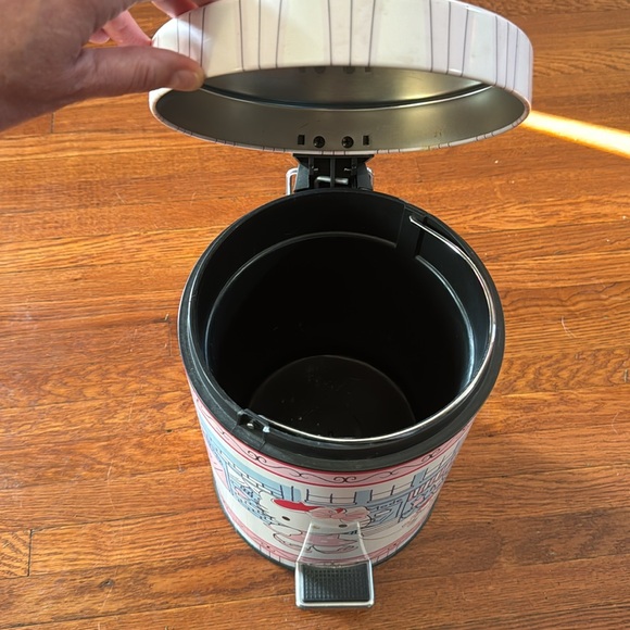 Hello Kitty Paris trash can - Picture 5 of 6